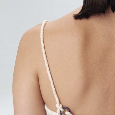 vestuário creme tricotado com alça de corda e argola preta, vista das costas