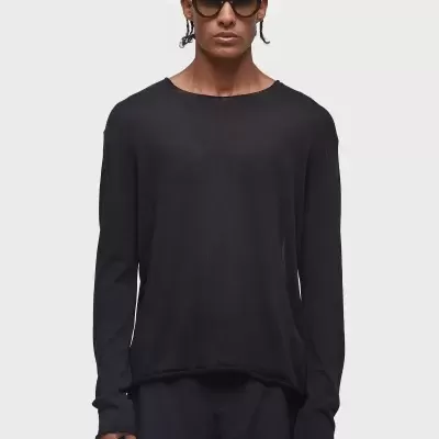 Homem com t-shirt e calções pretos e óculos escuros