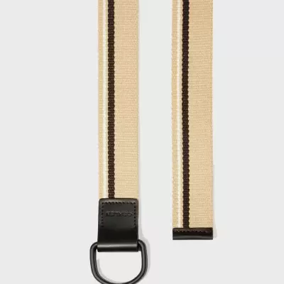 Cinto tecido bege com risca central escura, fivela em D preta e detalhe em couro com marca OSKLEN