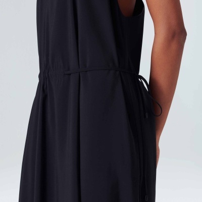 Vestido preto fluido com cinta ajustável ao redor da cintura