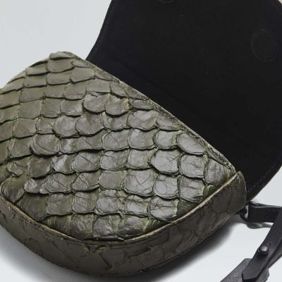 Mala pequena verde com padrão de escamas e etiqueta preta ORSKLEN