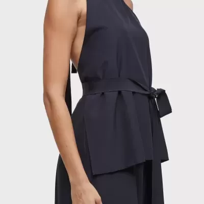 Blusa preta sem mangas com cinto na cintura e laterais abertas.