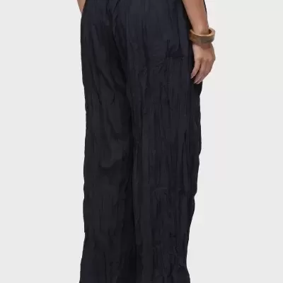 Calças pretas largas com textura amassada