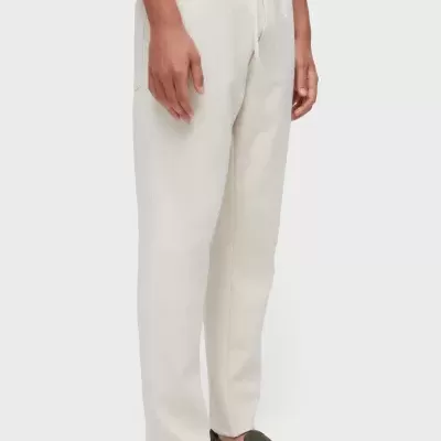 calças creme com cordão e sapatos desportivos verdes