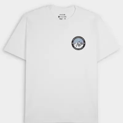 T-shirt branca com estampado redondo de montanhas e texto ao peito