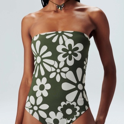 Fato de banho feminino verde-oliva com flores brancas, sem alças