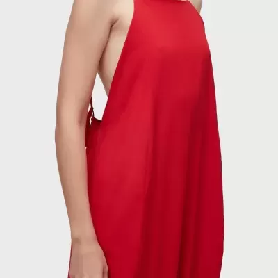 Vestido vermelho com alças finas e costas abertas