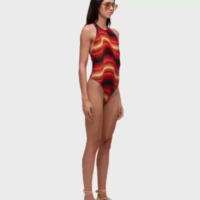 Maiô colorido de um pedaço com padrão ondulado em tons de vermelho e laranja