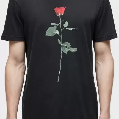 T-shirt preta com desenho de rosa vermelha no centro
