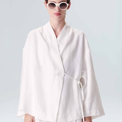 Conjunto feminino branco com kimono e calções, plus óculos de sol redondos brancos.