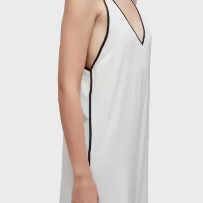 Vestido branco com tiras finas pretas e decote em V