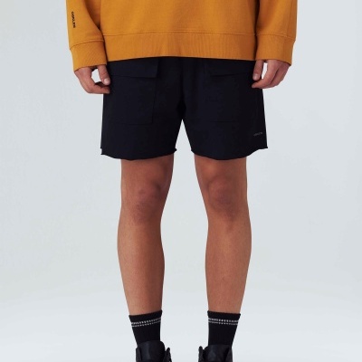 Calções pretos com bolsos e sweatshirt mostarda com texto na manga