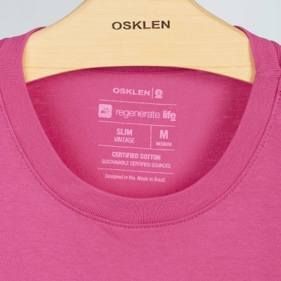 T-shirt rosa com gola redonda em cabide de madeira OSKLEN