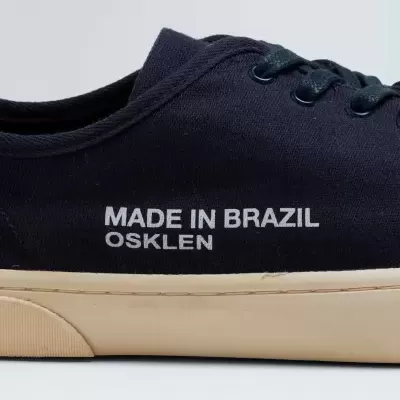 Tênis casual de lona azul escuro com texto branco 