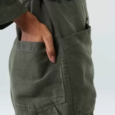 Peça de roupa verde-oliva com bolso e botões na cintura