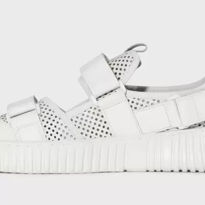 Sandália desportiva branca com sola grossa e tiras ajustáveis