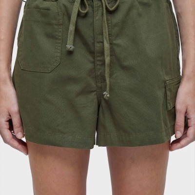 Calções verdes com cintura elástica e cordão, bolsos frontais e laterais