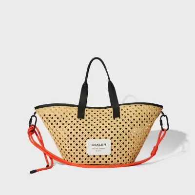 Mala de mão trançada de palha bege com alças pretas e tira de ombro laranja