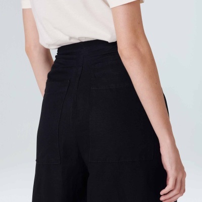 Calças pretas de tecido largo com bolsos traseiros e t-shirt branca