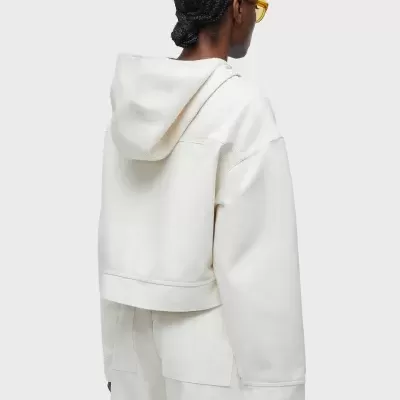 Casaco branco com capuz e corte largo visto de costas