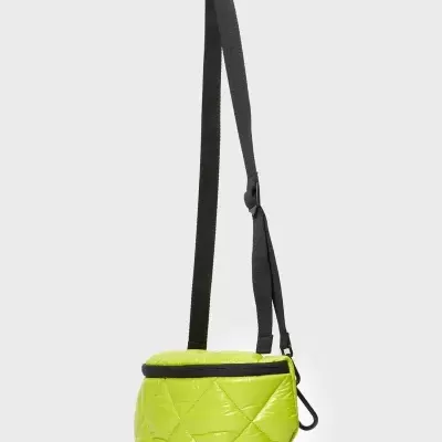 Bolsa tiracolo verde lima acolchoada com alça preta ajustável