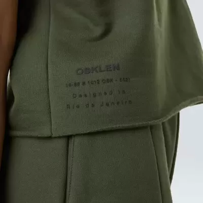 Roupa verde com texto impresso DEKLEN no tecido