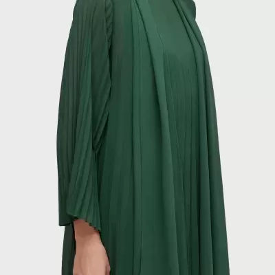 Roupa feminina verde escuro com mangas plissadas e gola alta