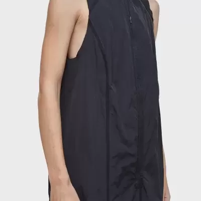 Roupa preta sem mangas com fecho de correr frontal