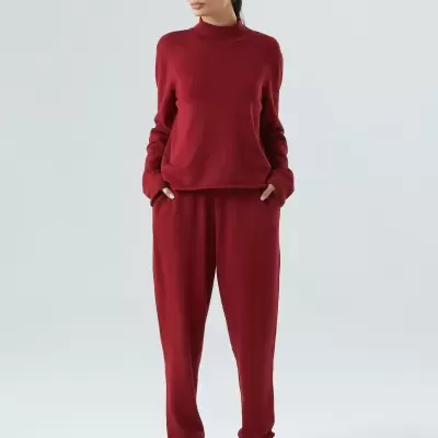 Conjunto de camisola e calças vermelhas com ténis brancos e óculos de sol