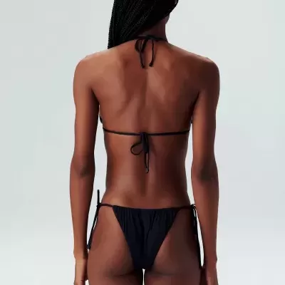 Biquíni preto de duas peças com amarrações finas, visto de costas