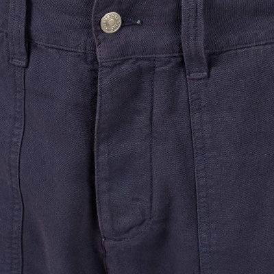 Close-up de calças azul escuro com botão metálico e passadores para cinto