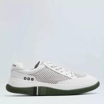 Ténis branco com sola verde e detalhes pretos