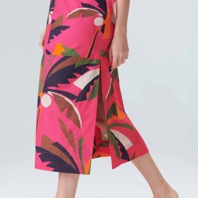 Vestido midi colorido com padrão de folhas e sandálias castanhas