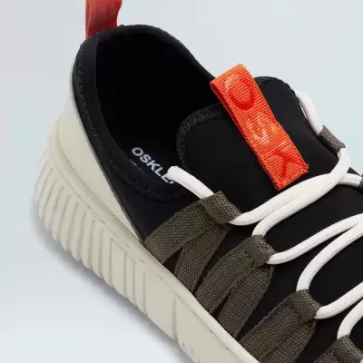 Ténis casual preto e verde-oliva com sola branca e detalhes em laranja