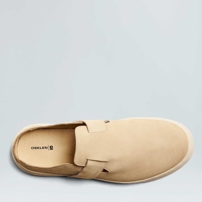 Ténis slip-on bege OSKLEN visto de cima com sola branca