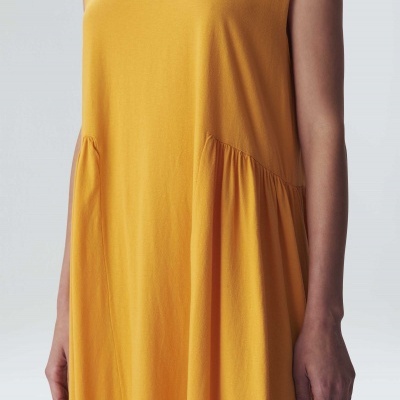 Vestido amarelo sem mangas com corte solto e detalhes franzidos na cintura.