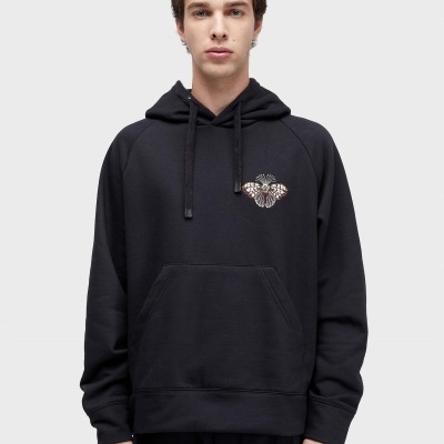 Camisola preta com capuz e bordado de borboleta