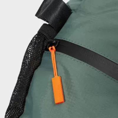 Mochila verde com fecho preto e puxador laranja OSKLEN
