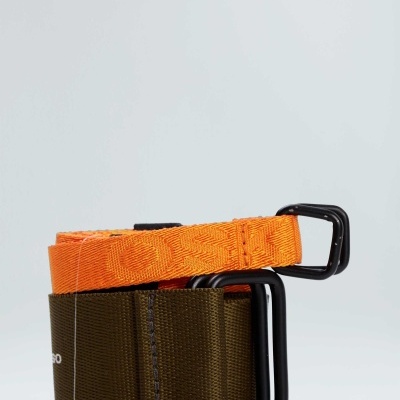 Colares de tecido para animais, um laranja e outro verde com fechos pretos