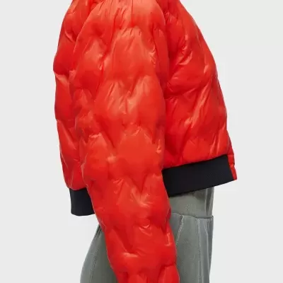 Casaco acolchoado vermelho com punhos e barra pretos