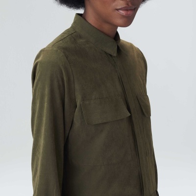 Camisa verde-oliva de manga comprida com bolsos frontais