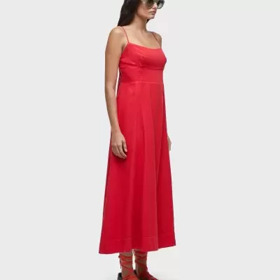 Vestido vermelho comprido com alças finas e ténis cinza com detalhes vermelhos