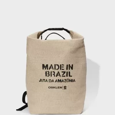 Mochila de juta natural com texto preto MADE IN BRAZIL na frente