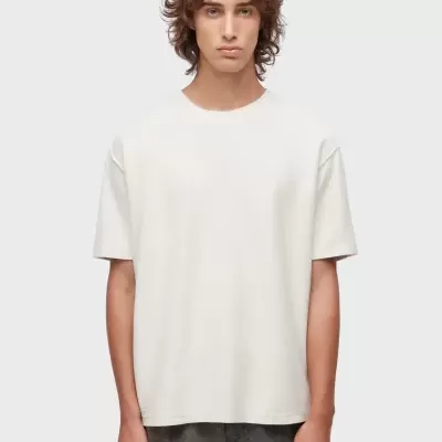 Camisola branca de manga curta com textura subtil vista de frente