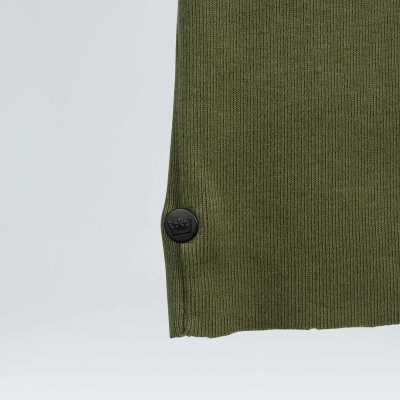 Peça de vestuário verde-oliva com botão preto em malha canelada
