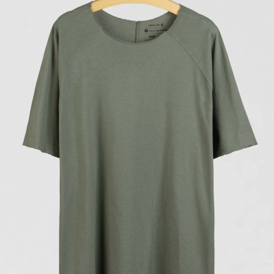 T-shirt verde-acinzentada de manga curta em cabide de madeira com fundo neutro