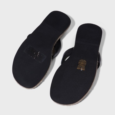 Par de sandálias pretas com solas lisas e tiras finas