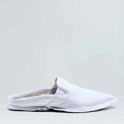 Sapato mule branco em tecido com sola fina