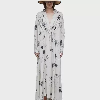 Vestido longo branco com padrão preto e chapéu de palha