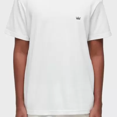 T-shirt branca de manga curta com pequeno símbolo de coroa cinzenta